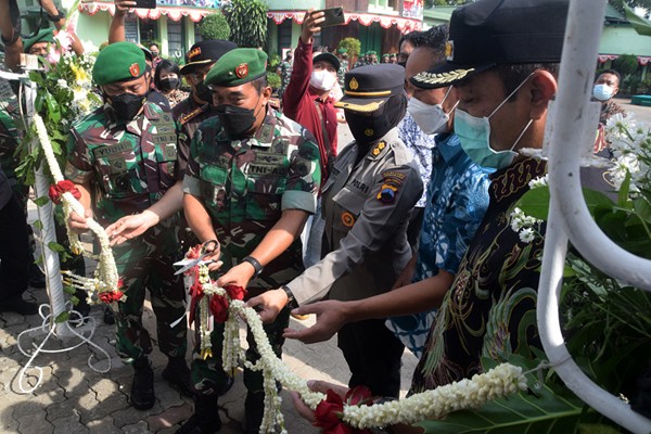 Wali Kota Semarang Hendrar Prihadi secara simbolis menyerahkan bantuan mobil kepada Dandim 0733 Kota Semarang Kol Inf Yudhi Diliyanto di Makodim, Semarang.