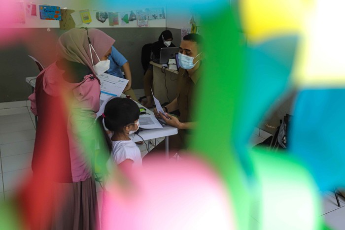 Tenaga kesehatan menyuntikkan vaksin Covid-19 kepada anak saat vaksinasi khusus untuk TK/Paud/Raudhotul Athfal (RA) di TK Kartika X-16, Mampang Prapatan.