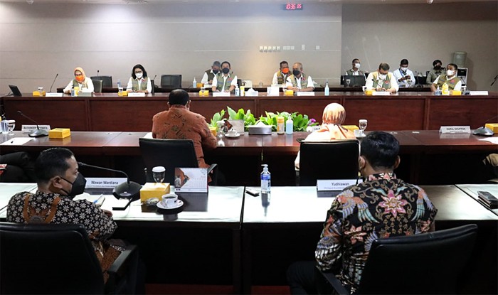 Kepala BNPB Letnan Jenderal TNI Suharyanto melakukan kunjungan kerja ke Komisi Pemberantasan Korupsi (KPK) di Jakarta, pada Rabu (5/1).
