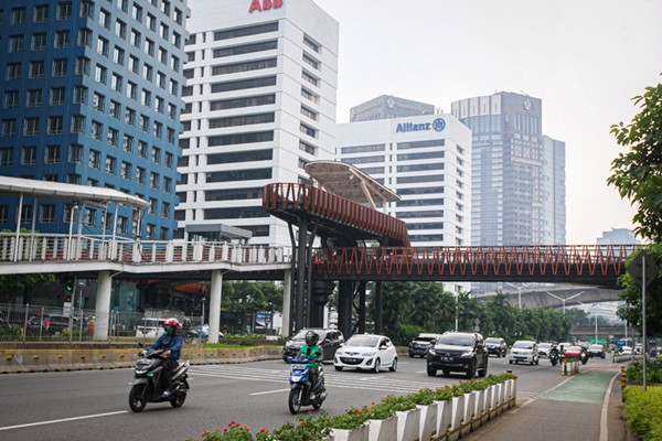 Pekerja menyelesaikan proyek jembatan penyebrangan orang (JPO) Pinisi di kawasan Sudirman, Jakarta, Rabu (5/1/2022).