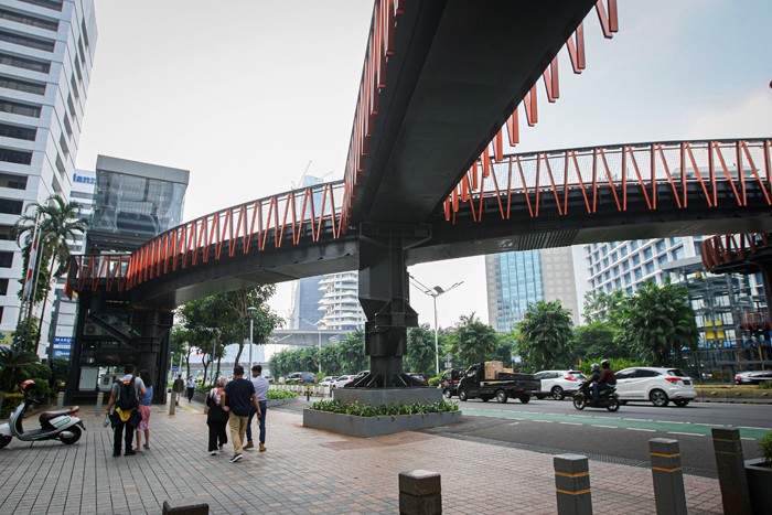 Pekerja menyelesaikan proyek jembatan penyebrangan orang (JPO) Pinisi di kawasan Sudirman, Jakarta, Rabu (5/1/2022).
