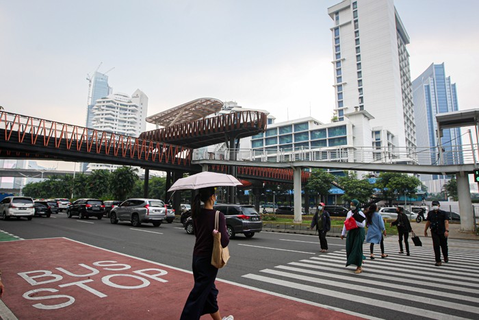 Pekerja menyelesaikan proyek jembatan penyebrangan orang (JPO) Pinisi di kawasan Sudirman, Jakarta, Rabu (5/1/2022).