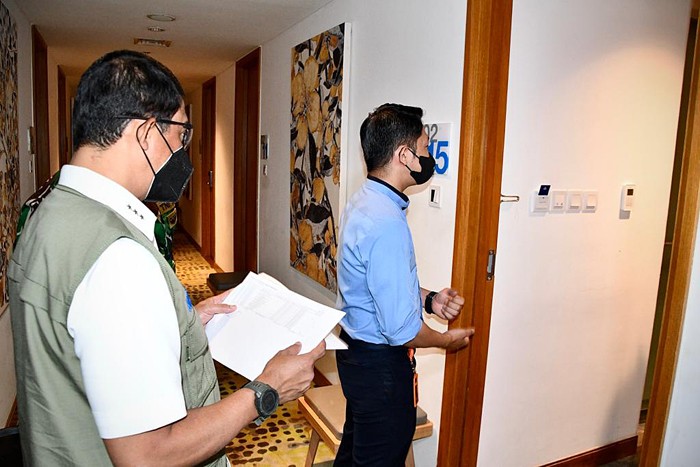 Kepala BNPB Letnan Jenderal Suharyanto melakukan inspeksi mendadak ke tiga tempat yang berfungsi sebagai tempat karantina pelaku perjalanan luar negeri.