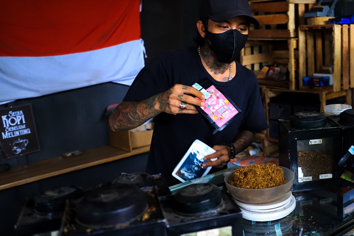 Penjual tembakau linting sendiri Kamarasa melayani pembeli yang kini diminati masyarakat didaerah tangerang Selatan, Rabu (5/1/2021).
