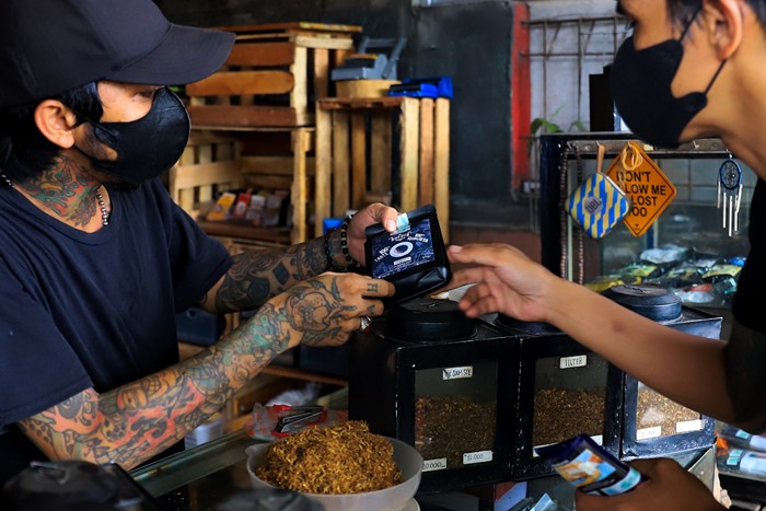 Penjual tembakau linting sendiri Kamarasa melayani pembeli yang kini diminati masyarakat didaerah tangerang Selatan, Rabu (5/1/2021).