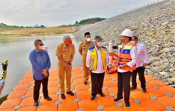 Presiden Joko Widodo meresmikan Bendungan Randugunting di Kabupaten Blora, Jawa Tengah, pada Rabu, 5 Januari 2022.