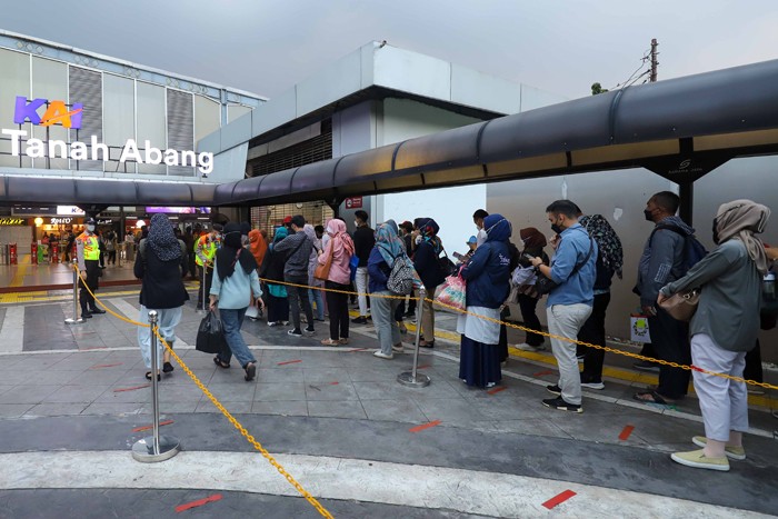 Calon penumpang antre saat memasuki Stasiun Tanah Abang, Jakarta Pusat, Rabu (5/1/2022).