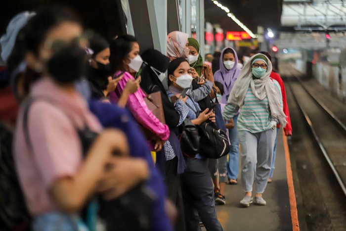Calon penumpang antre saat memasuki Stasiun Tanah Abang, Jakarta Pusat, Rabu (5/1/2022).
