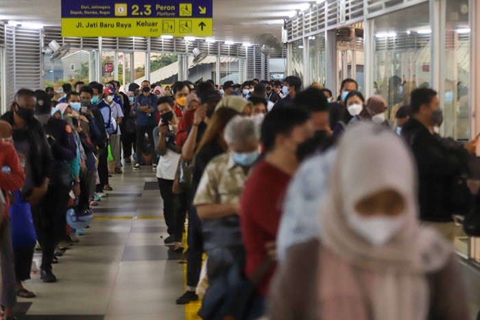 Calon penumpang antre saat memasuki Stasiun Tanah Abang, Jakarta Pusat, Rabu (5/1/2022).