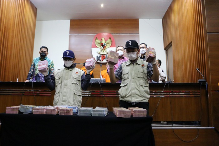 Penyidik KPK menunjukkan sejumlah barang bukti uang hasil Operasi Tangkap Tangan (OTT) Wali Kota Bekasi Jawa Barat, di Gedung Merah Putih KPK, Jakarta.
