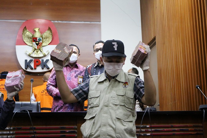 Penyidik KPK menunjukkan sejumlah barang bukti uang hasil Operasi Tangkap Tangan (OTT) Wali Kota Bekasi Jawa Barat, di Gedung Merah Putih KPK, Jakarta.