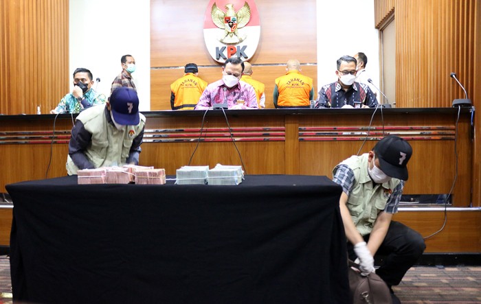Penyidik KPK menunjukkan sejumlah barang bukti uang hasil Operasi Tangkap Tangan (OTT) Wali Kota Bekasi Jawa Barat, di Gedung Merah Putih KPK, Jakarta.