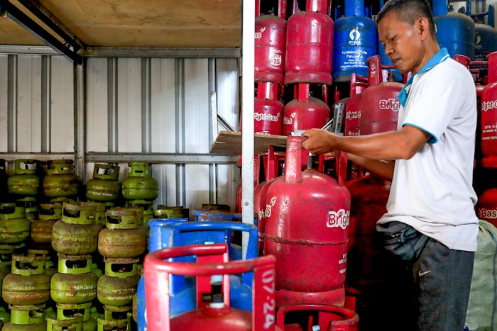 Penjual gas eceran saat melayani pembeli di Tangerang Selatan, Kamis (6/1/2021).