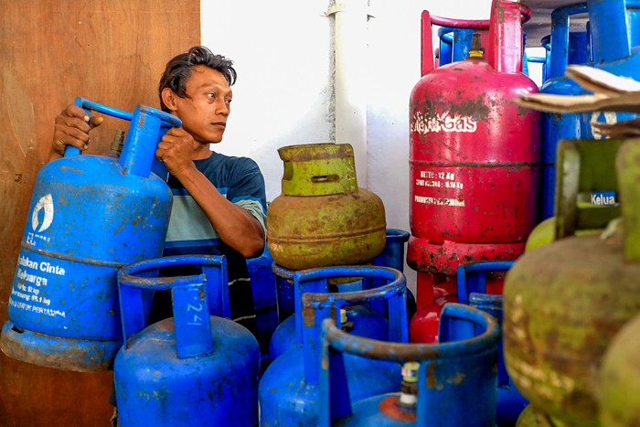 Penjual gas eceran saat melayani pembeli di Tangerang Selatan, Kamis (6/1/2021).