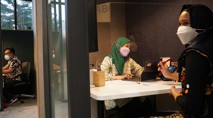 Manulife Indonesia dan IPB menandatangani kerjasama terkait penyaluran wakaf secara mandiri maupun donasi dari manfaat polis asuransi jiwa syariah.