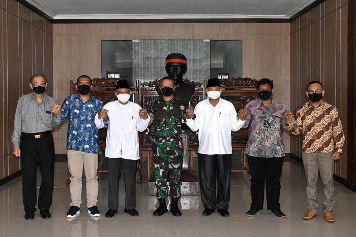 Pangdam XVI/ Pattimura Mayjen TNI Richard Tampubolon menerima audiensi dari para tokoh agama Maluku di Lobby Makodam, Kamis (6/1/2022).