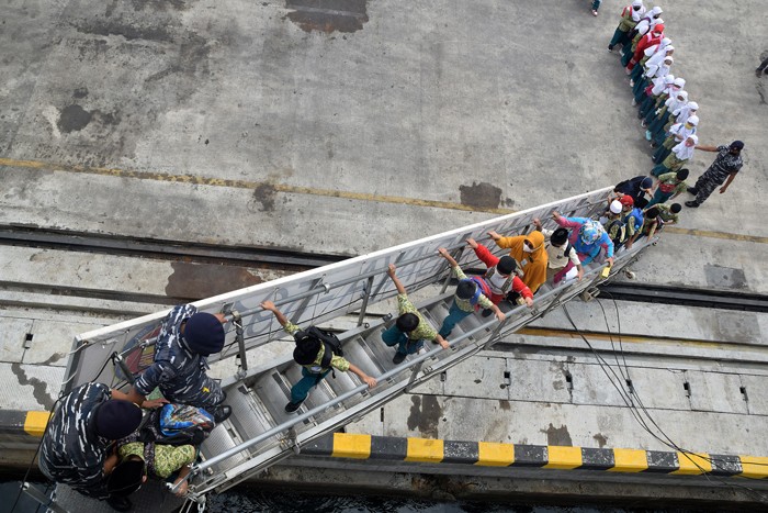 Ribuan pelajar antusias mengikuti kegiatan vaksinasi anak usia 6 sampai 11 tahun yang digelar TNI AL-Koarmada II di KRI Surabaya-591.