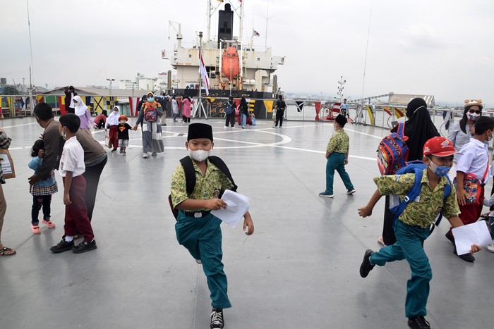 Ribuan pelajar antusias mengikuti kegiatan vaksinasi anak usia 6 sampai 11 tahun yang digelar TNI AL-Koarmada II di KRI Surabaya-591.
