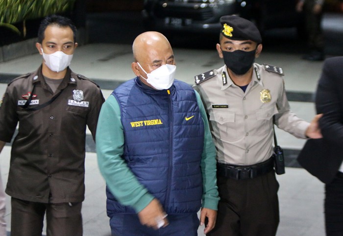 Wali Kota Bekasi Rahmat Effendi dikawal petugas KPK dan petugas kepolisian saat tiba di Gedung Merah Putih, Jakarta, Rabu (5/1/2022).