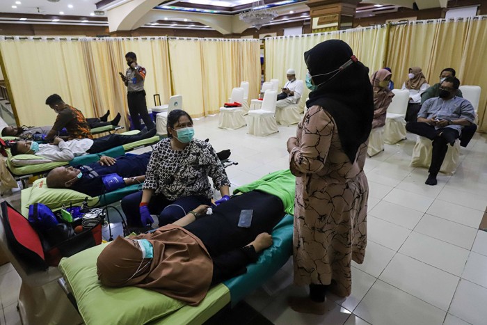 Warga mengikuti kegiatan donor darah di Masjid Agung Al-Azhar, Jakarta, Jumat (7/1/2022).