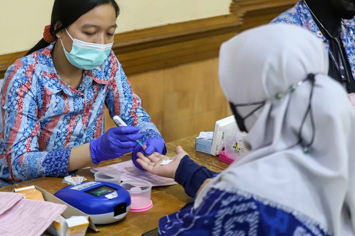 Warga mengikuti kegiatan donor darah di Masjid Agung Al-Azhar, Jakarta, Jumat (7/1/2022).