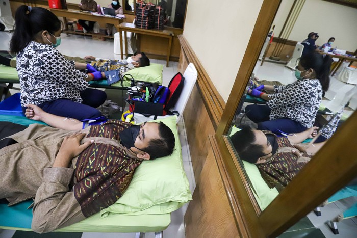 Warga mengikuti kegiatan donor darah di Masjid Agung Al-Azhar, Jakarta, Jumat (7/1/2022).