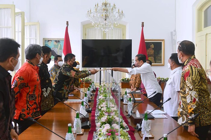 Presiden Joko Widodo menerima tim seleksi calon anggota Komisi Pemilihan Umum (KPU) dan calon anggota Badan Pengawas Pemilihan Umum masa jabatan 2022-2027.