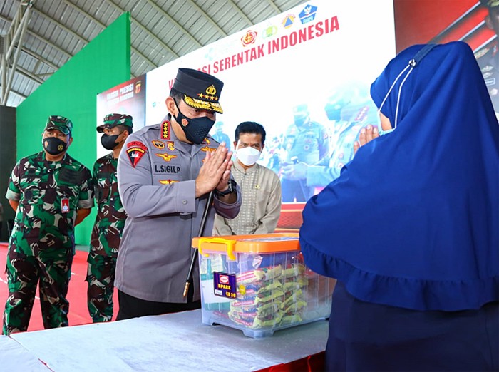 Kapolri Jenderal Listyo Sigit Prabowo menghadiri kegiatan akselerasi vaksinasi serentak di Gedung Dome Bale Rame, Kabupaten Bandung, Jawa Barat.