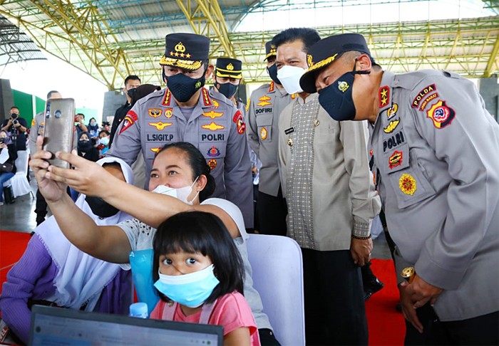 Kapolri Jenderal Listyo Sigit Prabowo menghadiri kegiatan akselerasi vaksinasi serentak di Gedung Dome Bale Rame, Kabupaten Bandung, Jawa Barat.