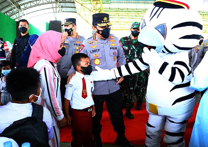 Kapolri Jenderal Listyo Sigit Prabowo menghadiri kegiatan akselerasi vaksinasi serentak di Gedung Dome Bale Rame, Kabupaten Bandung, Jawa Barat.