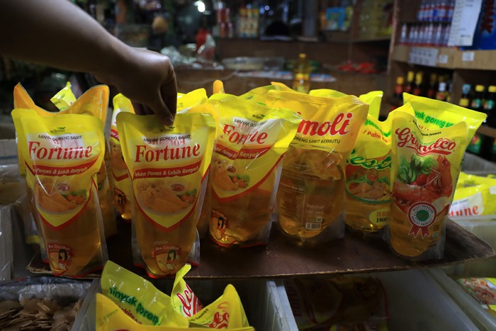 Pembeli memilih minyak goreng kemasan di pasar Ciputat, Tangerang Selatan, Jumat (7/1/2022).