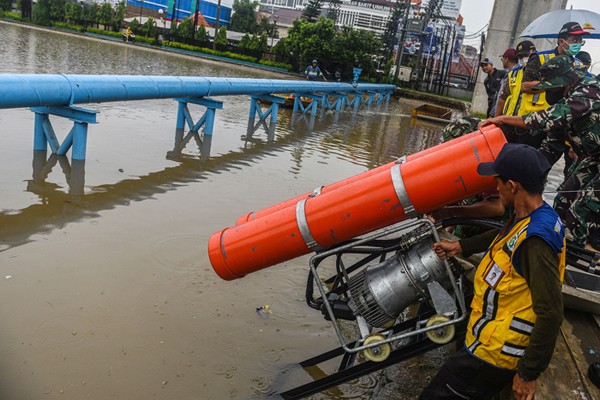 Uji coba layanan bergerak mobil pompa menyedot air di Kolam Retensi Simpang Polda Palembang, Jumat (7/1/2022).
