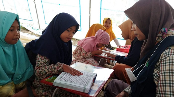 Dompet Dhuafa melalui tim pendidikan Lembaga Pengembangan Insani terus menggelar layanan pendidikan untuk penyintas bencana awan panas guguran Semeru.