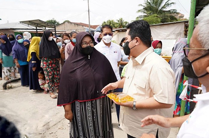 Menteri Badan Usaha Milik Negara (BUMN) Erick Thohir meninjau operasi pasar tambahan yang dilakukan PPTN di Kuala Tanjung, Sumatera Utara, Sabtu (8/1/2022).