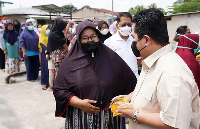 Menteri Badan Usaha Milik Negara (BUMN) Erick Thohir meninjau operasi pasar tambahan yang dilakukan PPTN di Kuala Tanjung, Sumatera Utara, Sabtu (8/1/2022).