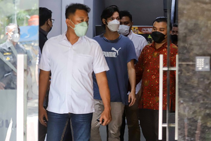Artis Naufal Samudra menyampaikan pernyataannya dihadapan awak media ketika dihadirkan saat rilis kasus narkoba di Polda Metro Jaya, Jakarta Selatan.