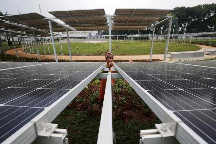 Tahap finishing Taman Energi yang di bangun oleh Sekretariat Jenderal (Setjen) DPR RI di komplek parlemen Senayan, Jakarta, Jumat (7/1/2022).