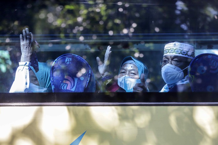 Ratusan jamaah umroh Samira Travel bersiap melakukan keberangkatan menuju bandara di Asrama Haji Pondok Gede, Jakarta Timur, Sabtu (8/1/2022).