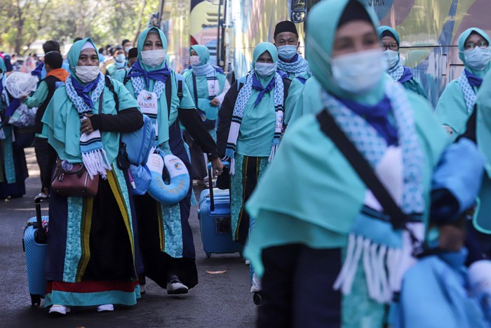 Ratusan jamaah umroh Samira Travel bersiap melakukan keberangkatan menuju bandara di Asrama Haji Pondok Gede, Jakarta Timur, Sabtu (8/1/2022).