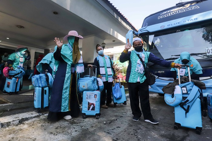 Ratusan jamaah umroh Samira Travel bersiap melakukan keberangkatan menuju bandara di Asrama Haji Pondok Gede, Jakarta Timur, Sabtu (8/1/2022).