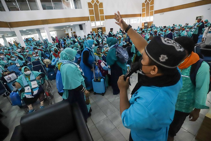 Ratusan jamaah umroh Samira Travel bersiap melakukan keberangkatan menuju bandara di Asrama Haji Pondok Gede, Jakarta Timur, Sabtu (8/1/2022).