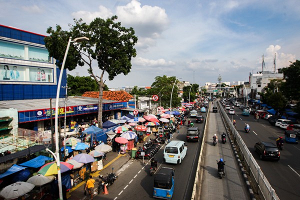 Pengunjung saat memilih hewan peliharaan di Pasar Hewan Jatinegara, Jakarta Timur, Minggu (9/1/2022).