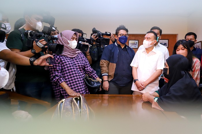 Wakil Ketua DPR Sufmi Dasco Ahmad mengunjungi Polsek Setiabudi untuk mengecek terkait adanya informasi tindak pidana seksual terhadap anak berusia 9 tahun.