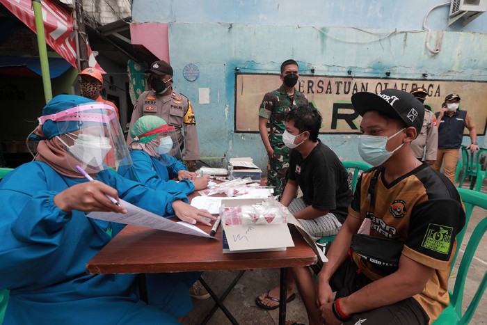 Petugas kesehatan melakukan tes usap (Swab Test) PCR kepada warga di Kelurahan Krukut, Kecamatan Taman Sari, Jakarta, Senin (10/1/2022).