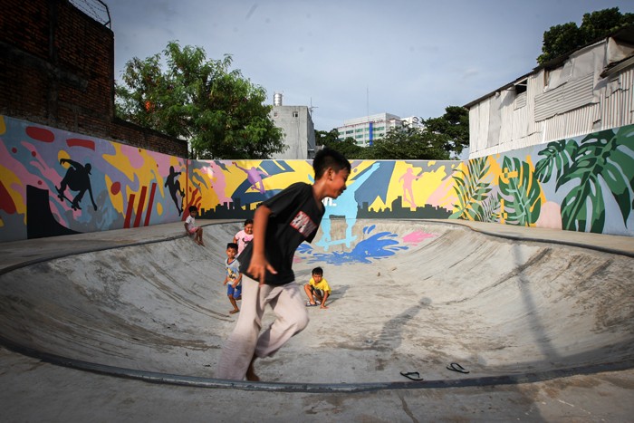 Anak-anak bermain di skatepark Taman Maju Bersama (TMB) Simpang UKU yang sudah rampung di kawasan Utan Kayu, Jakarta, Senin (10/1/2022).