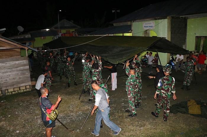 TNI AU, melalui Lanud Silas Papare Jayapura, mengerahkan personel dan menyalurkan bantuan logistik untuk warga masyarakat terdampak banjir.