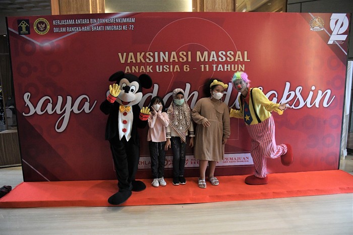 Kementerian Hukum dan HAM bekerja sama dengan BIN menyelenggarakan bakti sosial berupa vaksinasi Covid-19 bagi anak usia 6-11 tahun.