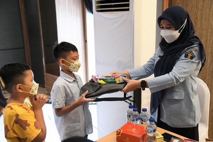 Kementerian Hukum dan HAM bekerja sama dengan BIN menyelenggarakan bakti sosial berupa vaksinasi Covid-19 bagi anak usia 6-11 tahun.