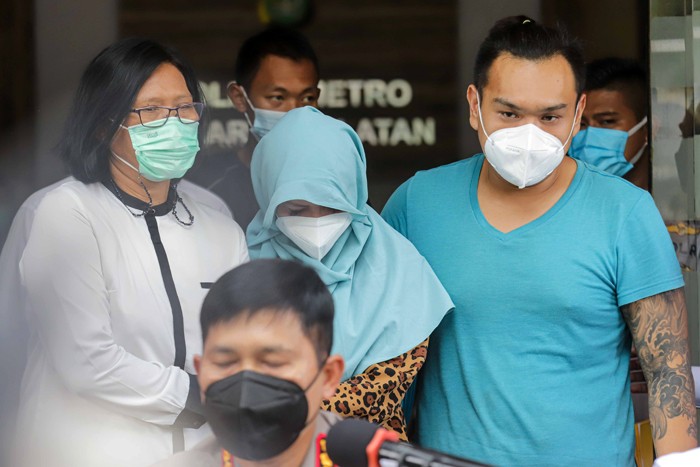Tersangka pedangdut Velline Chu dan suaminya Budi Hartono dihadirkan saat perilisan penyalahgunaan narkoba di Polres Jakarta Selatan, Senin (10/1/2022).