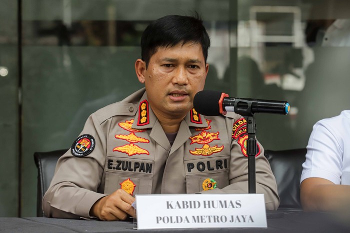 Tersangka pedangdut Velline Chu dan suaminya Budi Hartono dihadirkan saat perilisan penyalahgunaan narkoba di Polres Jakarta Selatan, Senin (10/1/2022).
